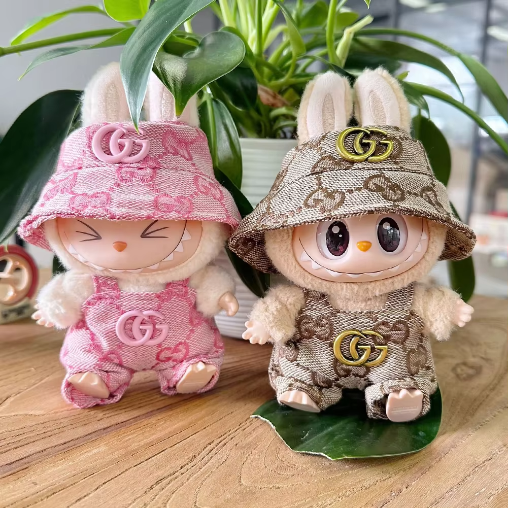 Upgrade your Labubu outfits with this Monogram Hat & Jumpsuit Set! A stylish, high-quality designer look for your doll’s wardrobe. Perfect for collectors!